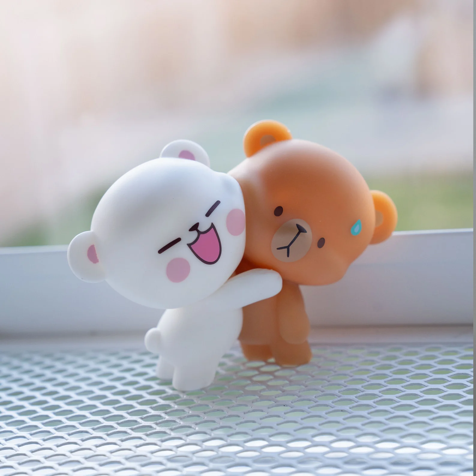 Milk Mocha Hugging Figurine - Image 3
