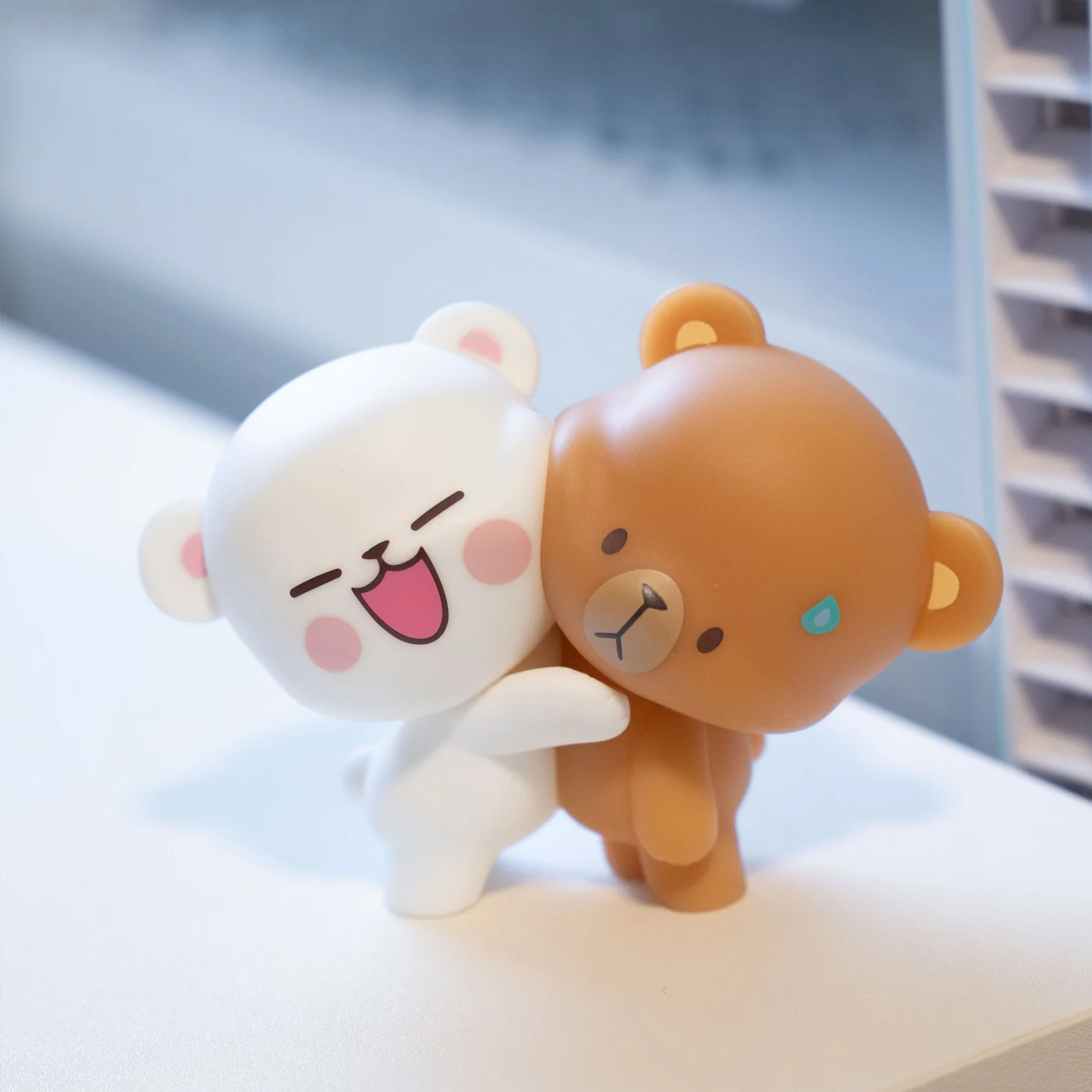 Milk Mocha Hugging Figurine - Image 6